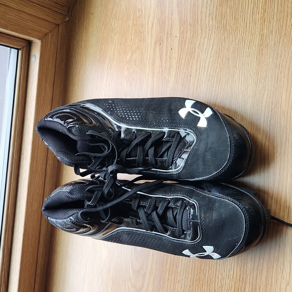 Under Armour men's 8.5 football cleats